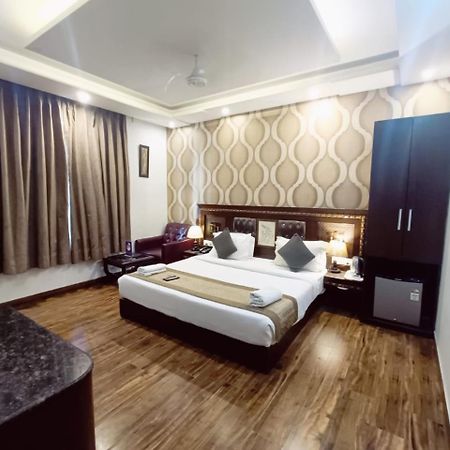 Hotel Waterfall Paschim Vihar Delhi Exterior photo